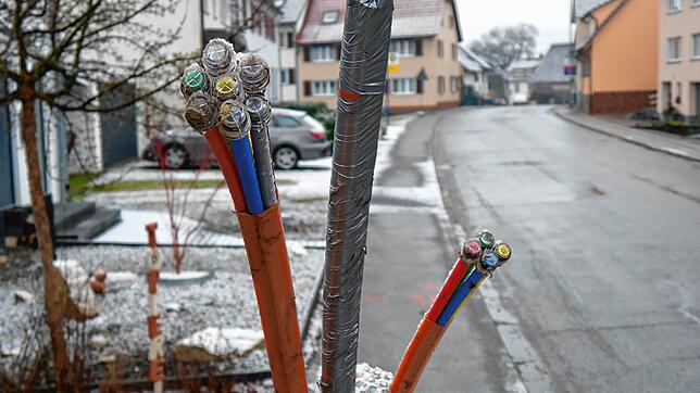 28 Kilometer von diesen Leitungen werden verlegt: Der Ausbau des Glasfasernetzes in Ehingen hat in der Hauptstraße begonnen. Bild: ...