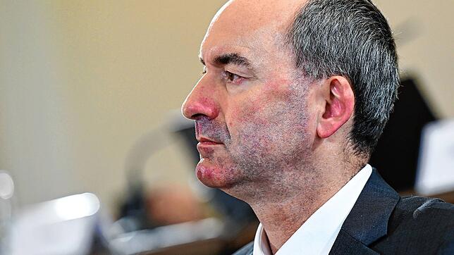 Hubert Aiwanger mag die Debatte um das antisemitische Flugblatt, das während seiner Schulzeit bei ihm gefunden worden war, überstanden ...