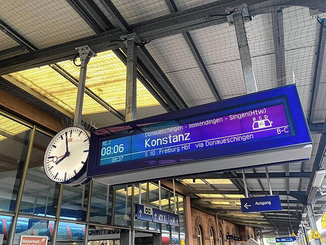 Noch sind die Regionalexpresszüge und die Breisgau S-Bahn zu den üblichen Zeiten zwischen Konstanz beziehungsweise Freiburg und ...
