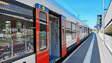 (Archivbild) Der Seehas am Bahnhof Petershausen: Hier an der Haltestellen stieg der aggressive Mann aus und wurde von Bundespolizisten ...