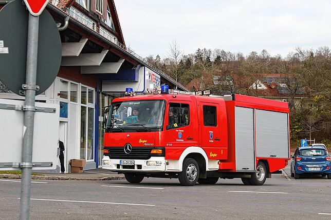 Beim Warntag 2022 ist in Donaueschingen ein Feuerwehrauto im Einsatz, das die Bevölkerung über Lautsprecheransagen informiert.