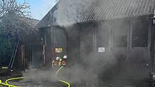 Brand an einer Lagerhalle beim alten Wasserkraftwerk in Worblingen: Dichter Rauch zog aus dem Gebäude.