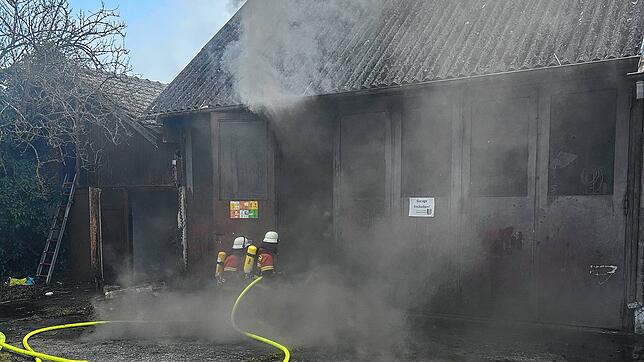 Brand an einer Lagerhalle beim alten Wasserkraftwerk in Worblingen: Dichter Rauch zog aus dem Gebäude.