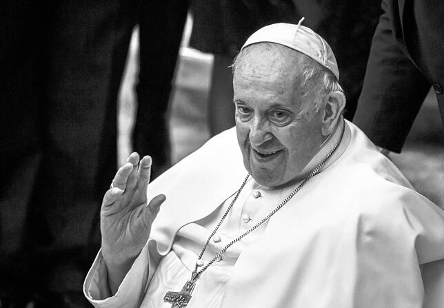 Papst Franziskus winkt während der Generalaudienz im Vatikan. (Archivbild Januar 2023)