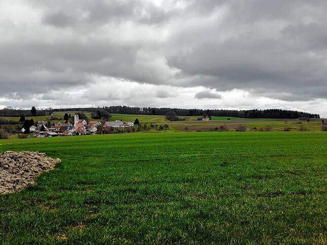 Auf dem bewaldeten Höhenzug im Hintergrund östlich der Teilgemeinde Betenbrunn sollen nach aktueller Planung mindestens drei ...