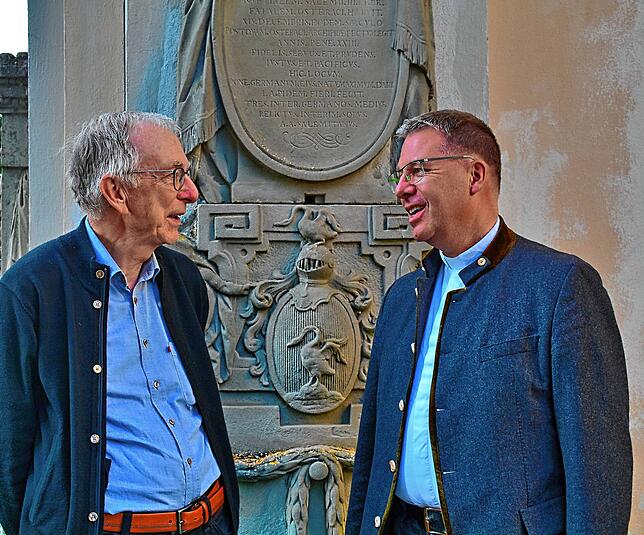 Eberhard Stengele (links), Kirchengemeinderat, gemeinsam mit Dekan Peter Nicola vor dem Epitaph für Melchior Schwab (1718 bis 1771), dem ...