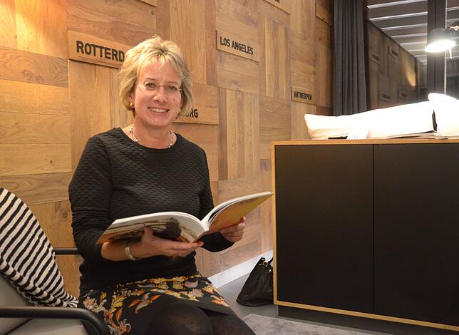Annette Roth beim Stöber in einer der Zeitschriften, die im Meeresbummler ausliegen.