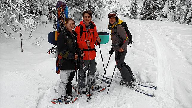 Familie Henss von der Schneesportabteilung beim Aufstieg zur Grafenmatt auf dem Feldberg.