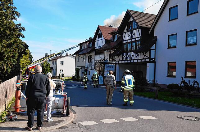 Die Löscharbeiten erregen Aufsehen. Nicht nur die Nachbarn, sondern auch Schaulustige beobachten den Einsatz der Feuerwehren und ...