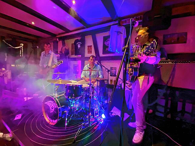 Im Irish Pub spielt die deutsche Band Black Raven, bestehend v.l aus Julian Wiethoff an der Gitarre, Jens Feldhaus am Schlagzeug und ...