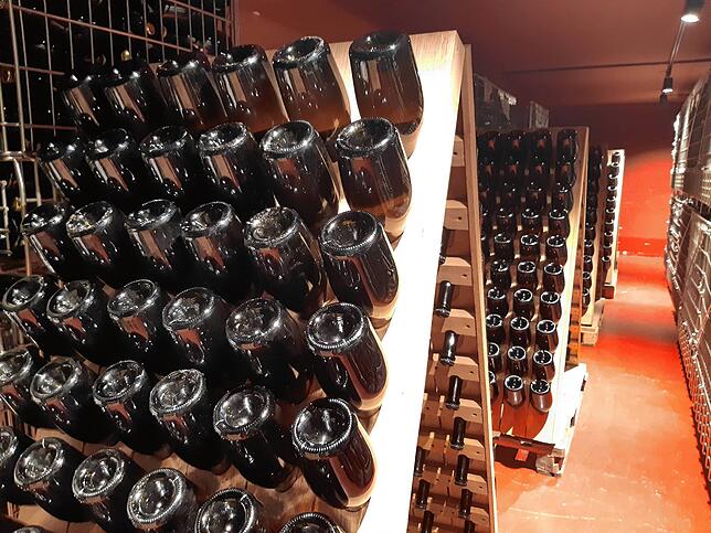 Der Sekt in der Sektmanufaktur Heinz Wagner in St. Blasien lagert 30 Monate auf der Hefe. Dafür werden die Flaschen täglich morgens und ...