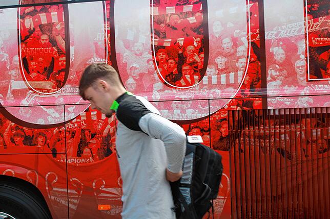 Bild 24: Fans warten vor dem Strandbad Bodman auf den FC Liverpool