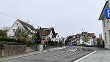Hier im Ortskern von Zoznegg, gegenüber der Weiherbachschule (rechts im Bild) hat sich der Großeinsatz ereignet. Am Tag danach weist ...
