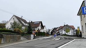 Hier im Ortskern von Zoznegg, gegenüber der Weiherbachschule (rechts im Bild) hat sich der Großeinsatz ereignet. Am Tag danach weist ...