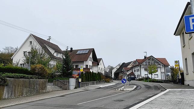 Hier im Ortskern von Zoznegg, gegenüber der Weiherbachschule (rechts im Bild) hat sich der Großeinsatz ereignet. Am Tag danach weist ...