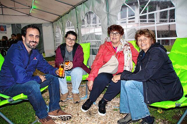 Bild 2: Besucher feiern trotz Regen auf 34. Walder Dorffest