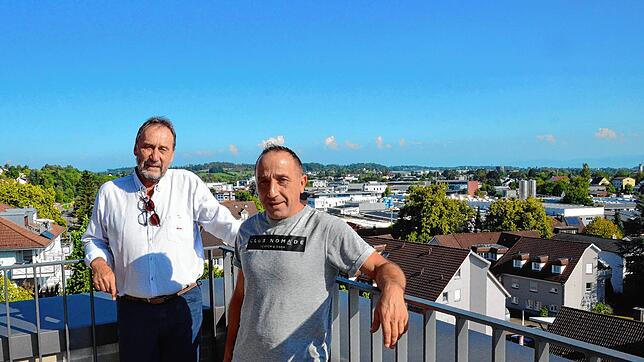 Dietmar Bitzenhofer und Anton Brielmayer von der Fraktion der Freien Wähler blicken von der Rathausterasse aus in die Zukunft von Markdorf.