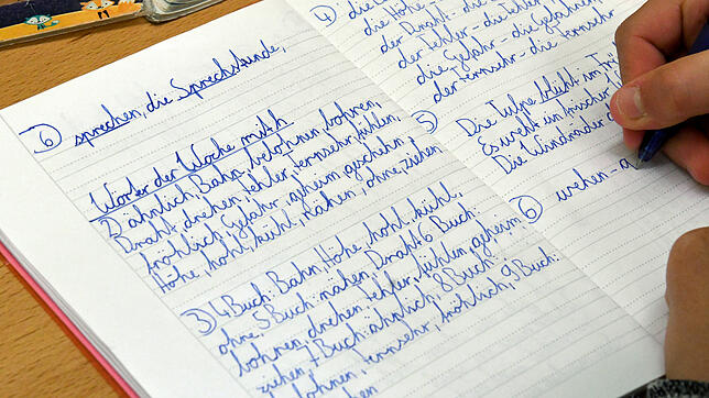In der Schule lernen Kinder, leserlich zu schreiben. Im Erwachsenen-Alter ist davon manchmal nicht mehr viel übrig.