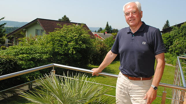 Helmut Maier auf seinem Balkon auf dem Mittleren Berg in Tiengen. Nach seinem Abschied vom Gemeinderat kann der 70-Jährige hier öfter ...