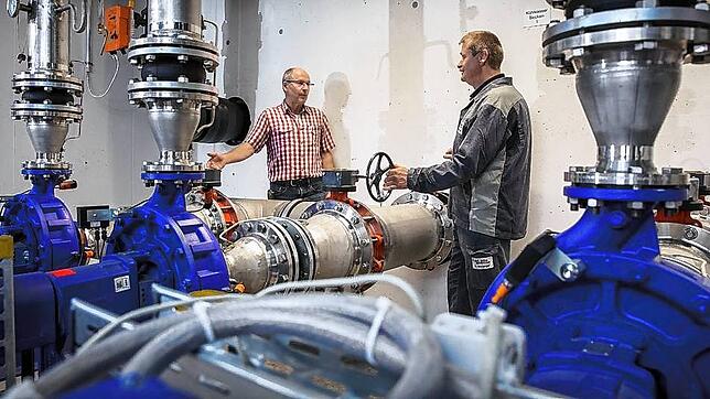 Alois Kuster (links) Leiter Betriebstechnik bei Freilacke in Döggingen, und Paul Wenzinger sprechen über die Weiterentwicklung der ...