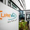 Das Logo des biopharmazeutischen Unternehmens Curevac am Eingang des Firmensitzes in Tübingen am 1.10.2020. (Archivbild)