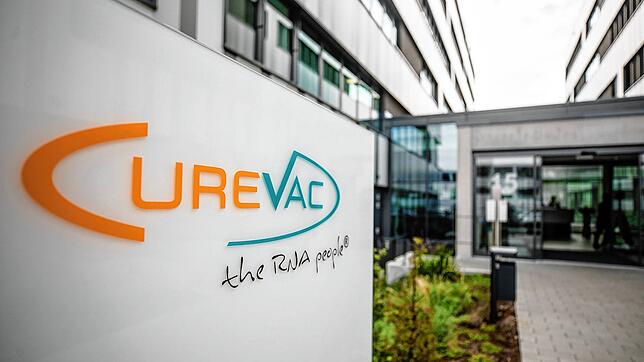 Das Logo des biopharmazeutischen Unternehmens Curevac am Eingang des Firmensitzes in Tübingen am 1.10.2020. (Archivbild)