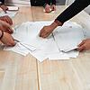 Im Rathaus Waldshut werden Stimmzettel der Landtagswahl ausgezählt.