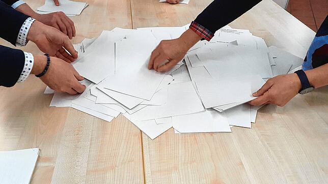 Im Rathaus Waldshut werden Stimmzettel der Landtagswahl ausgezählt.