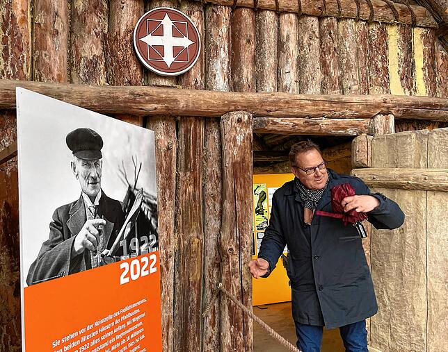 Hereinspaziert, die Sonderausstellung wartet: Georg Sulger und Museumsdirektor Gunter Schöbel (rechts) laden ein.