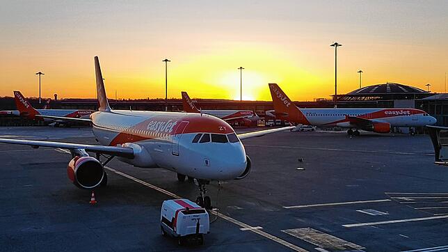 Abflug in den Sonnenuntergang am Euroairport Basel-Mulhouse (Archivfoto). Der ab dem 30. März gültige Sommerflugplan bietet neue Reiseziele.