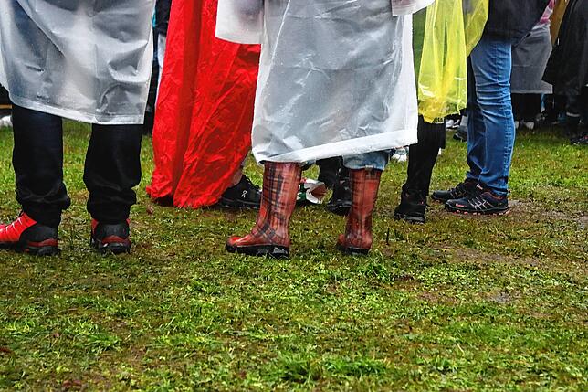 Bild 11: Regenfeste Wincent-Weiss-Fans in Salem