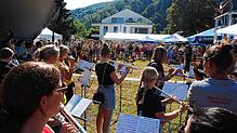 Mit dem Zusammenspiel von 300 Musikern verabschiedete sich der Musikverein Degerfelden am Sonntag von den Gästen der 100-Jahr-Feier. ...