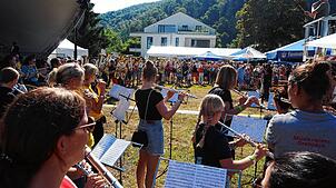 Mit dem Zusammenspiel von 300 Musikern verabschiedete sich der Musikverein Degerfelden am Sonntag von den Gästen der 100-Jahr-Feier. ...