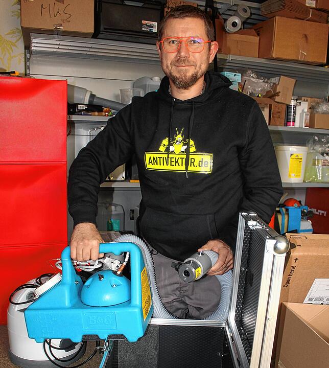 Mit einem Verneblungsgerät wie diesem bekämpft Andreas Gerrer unerwünschtes Ungeziefer. Bilder: Kirsten Johanson