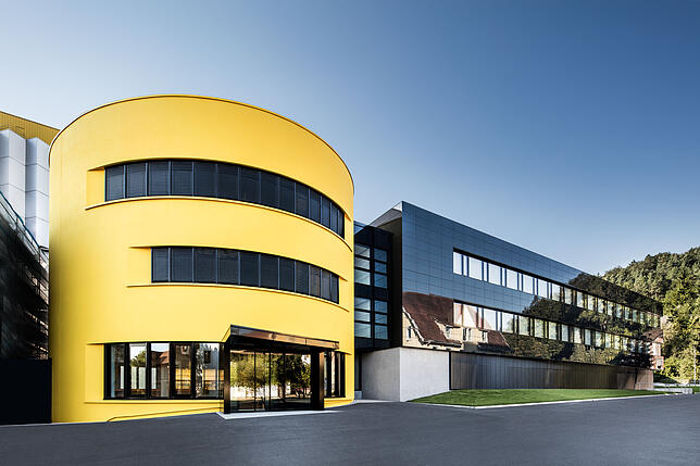 Ein Energielieferant: Die schwarze Glasfassade am Sto-Firmengebäude besteht aus Photovoltaik-Panelen.