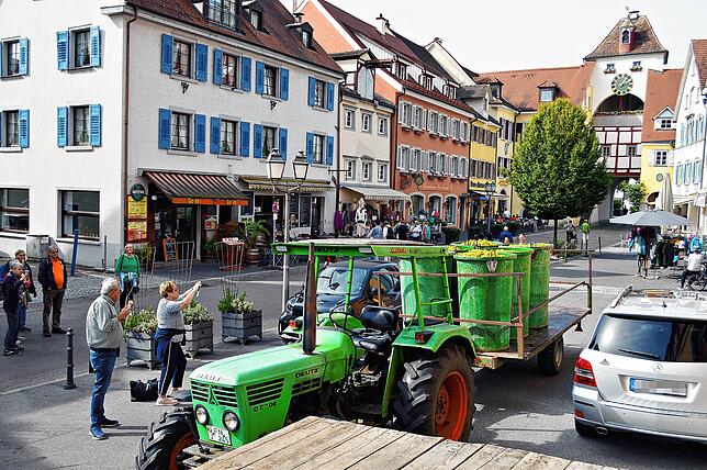 Einige Passanten zücken ihr Handy und machen Bilder, andere bleiben stehen und beobachten das Treiben in der Unterstadt mit bloßen Augen.