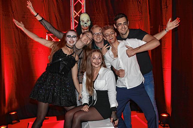 Bild 23: Schaurig-schöne Partystimmung mit Kürbis und Zombies