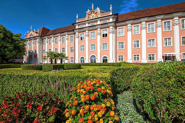 Besucher erhalten im Neuen Schloss Meersburg einen Einblick in die Geschichte des Anwesens und können in den Schlossgärten spazieren.