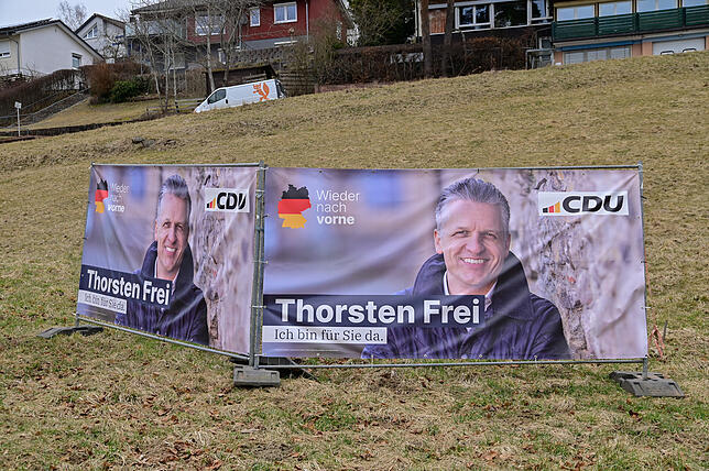 Hat gut lachen: CDU-Bundestagskandidat Thorsten Frei auf großformatigen Plakaten in St.Georgen.