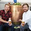 Auf ein Bier: Der Gastronom Daniel Frech (links) und der Diplom-Braumeister Konstantin Ziller haben in Ühlingen-Birkendorf die Brauerei ...