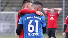 Harmonie auch nach dem Abpfiff: Marius Matt (links, SC Konstanz-Wollmatingen) und Mert Cesur vom FC Anadolu Radolfzell.