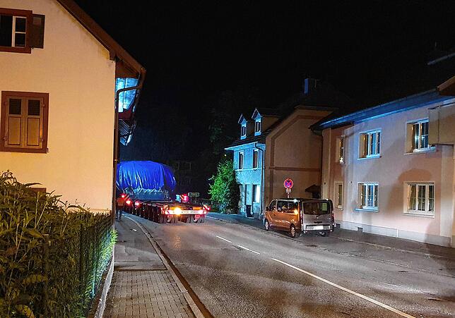 Bild 11: Mit Videos: Mit 300 Tonnen durch enge Straßen