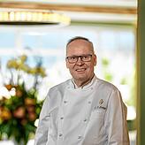 Claus-Peter Lumpp kocht seit über 40 Jahren im Hotel „Bareiss“. Drei Sterne gibt es für seine Küche und für ihn eine besondere Auszeichnung.
