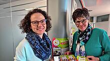 Daniela Arzner und Stefanie Zürn von der Koordinationsstelle Frühe Hilfen weisen auf die neue App FamilienPlus hin. Foto: Landratsamt ...