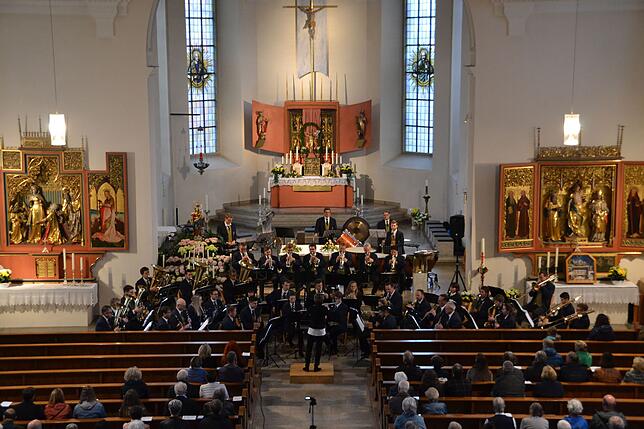 Es gab noch freie Plätze, als die Stadtkapelle Meersburg unter Marianne Halder ein beeindruckendes Kirchenkonzert gab.