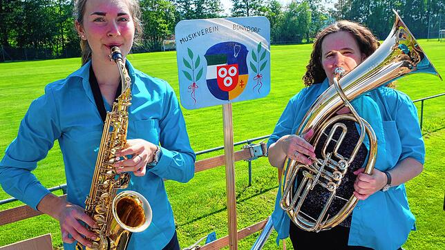 Von der &bdquo;Fischerin&ldquo; bis zum Narrenmarsch: Tatjana Keller (Saxophon) und Sonja Straub (Tenorhorn, CDU-Gemeinderätin) bei der ...