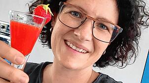 Für Verena Maute aus Ruhestetten gehört selbstgemachter Erdbeer-Limes zur Erdbeersaison.