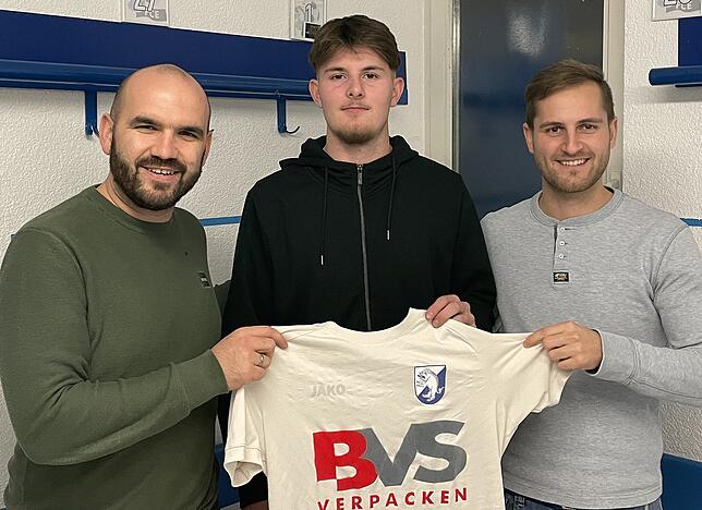 Neuer Abwehrspieler: Trainer Klaus Gallmann (links) und der aktiv spielende Spielausschuss Spielausschuss Felix Uhl (rechts) sind davon ...