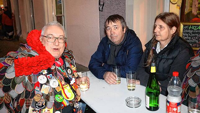 Bild 13: Buntes Treiben in der Niederburg &ndash; Hier sind die Hästräger und Schnurrgruppen unterwegs