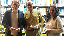 Mit Wolfgang Schorlau (links) und Raphael Zehnder begrüßt Mediatheksleiterin Marion Lüber-Schmidt zwei hochkarätige Autoren zur ...